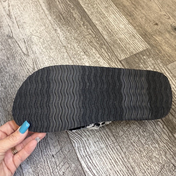 Womens Gypsy Jazz Flip Flops Cow Print - Picture 3 of 6